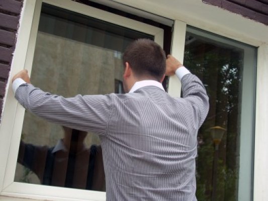 Casă din zona BIG, călcată de hoţi